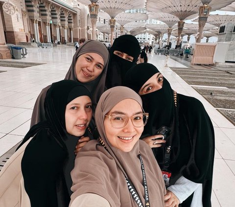 MasyaAllah! 8 Foto Paula Verhoeven Tampil Bercadar saat Umrah ke Tanah Suci di Bulan Ramadan, Bikin Pangling