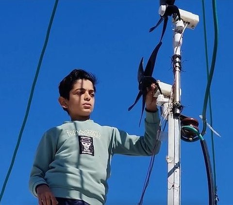 This Palestinian Child is Dubbed the Newton of Gaza, Creates Electricity from Wind in Refugee Camps