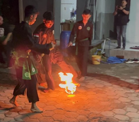 Tradisi Sepak Bola Api ala Santri di Mojokerto, Ternyata Ini Rahasianya