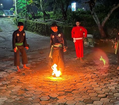 Tradisi Sepak Bola Api ala Santri di Mojokerto, Ternyata Ini Rahasianya