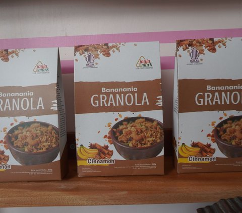 “Granola ini sangat bagus untuk diet karena dibuat dengan campuran tepung pisang. Ada rasa coklat, kayu manis dan madu,” katanya.