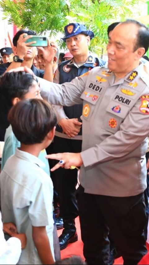 Kompak! Deretan Jenderal Bintang Dua Turun Gunung Hibur Anak-Anak Korban Banjir Demak <br>