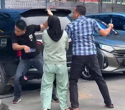 Tak Ingin Mobil Menunggak Ditarik Paksa, Polisi Aniaya 2 Debt Collector di Mall Palembang