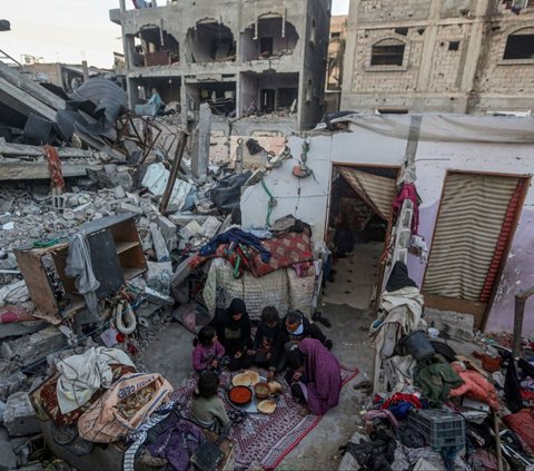 Keluarga Rabaya, yang tinggal di Rafah, Gaza selatan mengalami nasib malang saat rumah mereka hancur akibat serangan Israel. Foto: SAID KHATIB / AFP<br>
