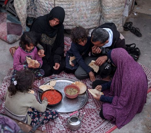 FOTO: Kisah Rabaya, Keluarga Palestina yang Pilih Bertahan dan Menikmati Buka Puasa Ramadan Dikelilingi Bangunan Hancur di Rafah