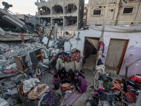 FOTO: Kisah Rabaya, Keluarga Palestina yang Pilih Bertahan dan Menikmati Buka Puasa Ramadan Dikelilingi Bangunan Hancur di Rafah