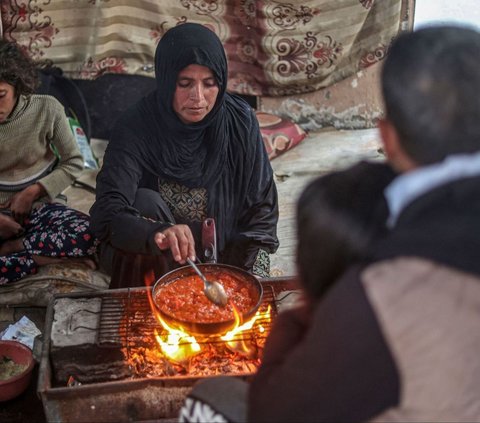 FOTO: Kisah Rabaya, Keluarga Palestina yang Pilih Bertahan dan Menikmati Buka Puasa Ramadan Dikelilingi Bangunan Hancur di Rafah