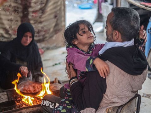 FOTO: Kisah Rabaya, Keluarga Palestina yang Pilih Bertahan dan Menikmati Buka Puasa Ramadan Dikelilingi Bangunan Hancur di Rafah