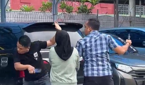 Seorang anggota kepolisian Aiptu FB diburu keberadaannya karena menganiaya dua debt collector.<br>