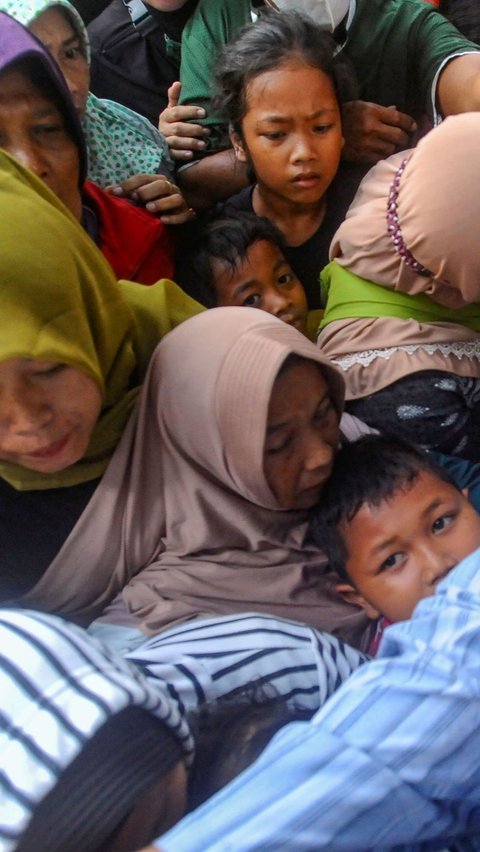 FOTO: Orang Dewasa hingga Anak-Anak Desak-Desakan Berebut Antrean Takjil Gratis di Pemda Kabupaten Bogor