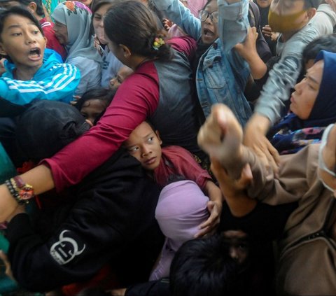 FOTO: Orang Dewasa hingga Anak-Anak Desak-Desakan Berebut Antrean Takjil Gratis di Pemda Kabupaten Bogor