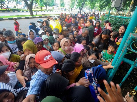 FOTO: Orang Dewasa hingga Anak-Anak Desak-Desakan Berebut Antrean Takjil Gratis di Pemda Kabupaten Bogor