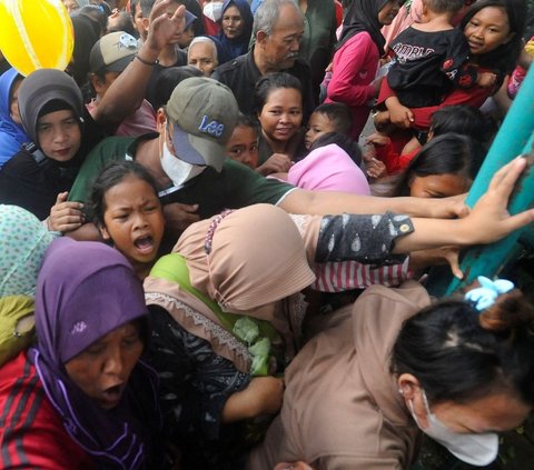 Membludakannya antrean membuat warga saling berebut masuk ke pagar untuk mengambil takjil gratis dari DPMPTSP Kab. Bogor. Foto: merdeka.com / Arie Basuki