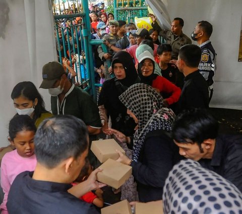 FOTO: Orang Dewasa hingga Anak-Anak Desak-Desakan Berebut Antrean Takjil Gratis di Pemda Kabupaten Bogor