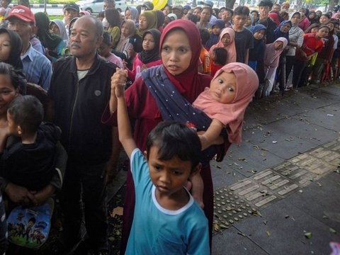 FOTO: Orang Dewasa hingga Anak-Anak Desak-Desakan Berebut Antrean Takjil Gratis di Pemda Kabupaten Bogor