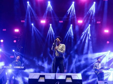 FOTO: Penampilan Juicy Luicy Bikin Penonton KapanLagi Buka Bareng BRI Festival 2024 Hanyut dalam Kegalauan