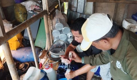 Selanjutnya DLH mengambil sampel yang ada di gudang transit untuk uji laboratorium, kemudian Satpol PP Kota Bogor memberikan surat panggilan.<br>