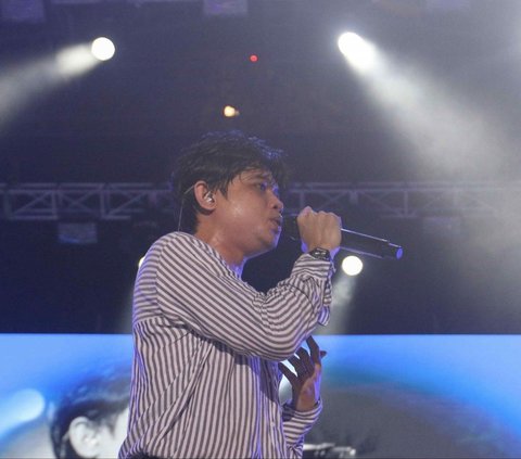 Penampilan Juicy Luicy saat membawakan lagu-lagunya di acara KapanLagi Buka Bareng BRI Festival 2024 di Plaza Timur Senayan, Jakarta, Minggu (24/3/2024). Foto Liputan6.com / Herman Zakharia