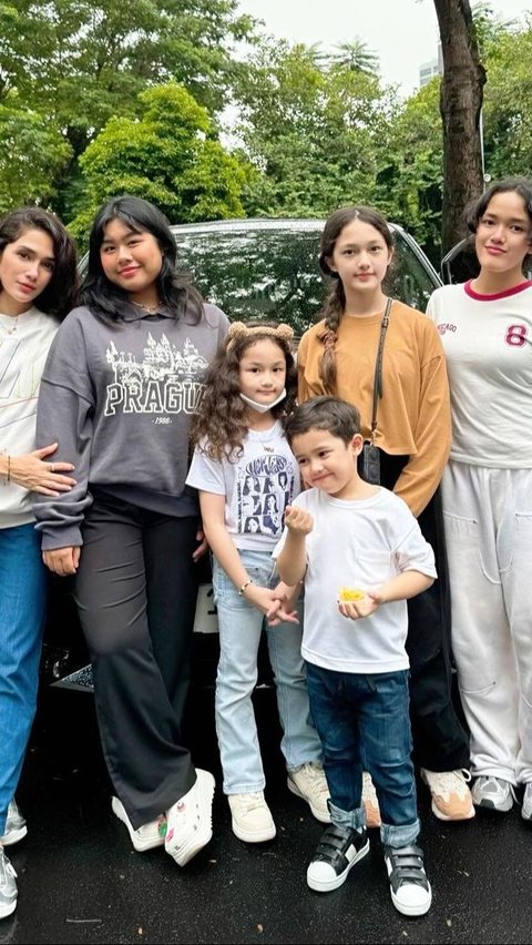 Ussy Sulistiawaty artis cantik yang memiliki 5 orang anak. Tiga anak hasil pernikahan dengan Andhika Pratama, sementara dua lainnya pernikahan sebelumnya.