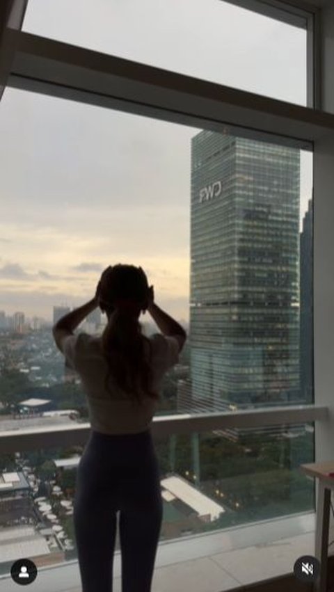 Zsa Zsa can also enjoy the beauty of Jakarta from the top of the apartment.