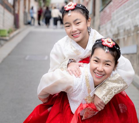 So Cute! Lebaran Clothes Model with Korean Hanbok Nuance