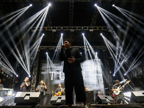 FOTO: Kemerduan Tulus di KapanLagi Buka Bareng BRI Festival 2024 Membius Penonton dalam Sendu