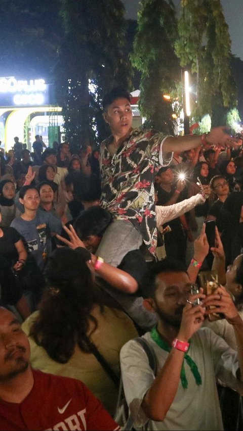 Para penonton yang turut bergoyang mengiikuti alunan musik Feel Koplo di acara KapanLagi Buka Bareng BRI Festival 2024 di Plaza Timur Senayan, Jakarta, Minggu (24/3/2024). Foto: Liputan6.com / Herman Zakharia