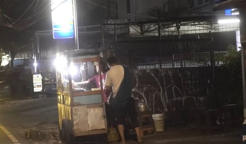 Baim Wong kemudian mendatangi pedagang nasi goreng yang ada di pinggir jalan.<br>
