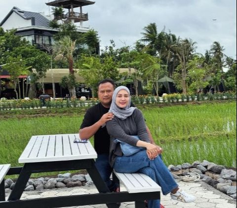 Brigjen Polri Anak Eks Kapolri Nongkrong di Pinggir Sawah Sama Istri, Tulis Kalimat Romantis Bikin Baper