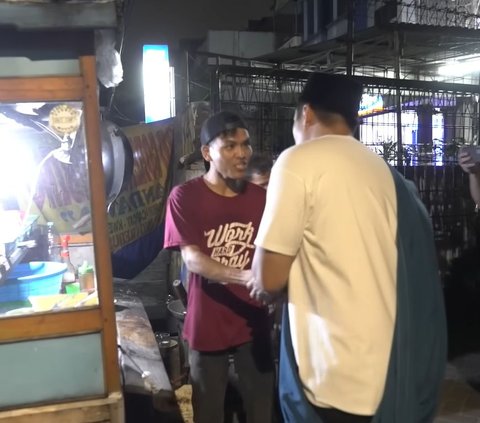 Pedagang Nasi Goreng Mengeluh Sepi, Baim Wong Langsung Memborongnya dan Membagikan ke Warga yang Ingin Sahur 'Sahur, sahur Gratis'