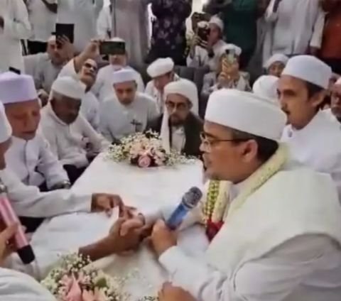 A Series of Moments from the Marriage of Habib Rizieq and Syarifah Mona with a 27-Year Age Gap, Turns Out to be the Niece of the Late Wife