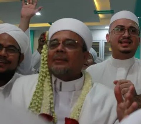 A Series of Moments from the Marriage of Habib Rizieq and Syarifah Mona with a 27-Year Age Gap, Turns Out to be the Niece of the Late Wife