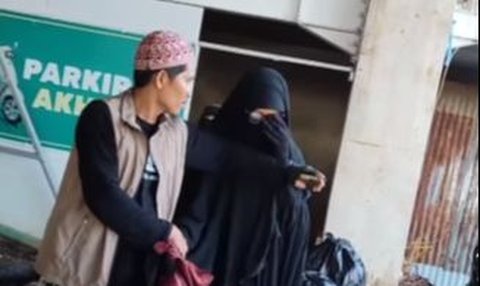 Pria Tampil Serba Hitam Bercadar Bikin Wanita Kaget, Langsung Istighfar Pas Lihat Wujud Aslinya