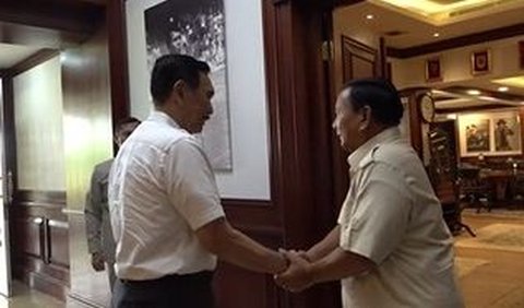 Luhut yang datang menggunakan setelan kemeja putih dan celana hitam itu disambut langsung oleh Prabowo di depan pintu.