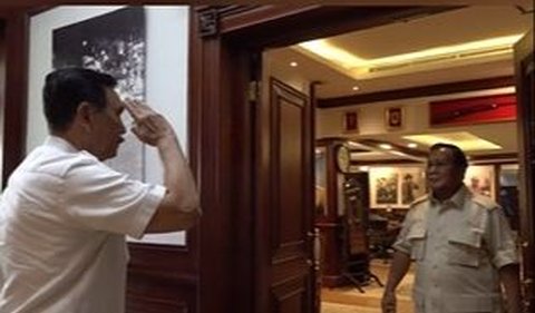 Menariknya, saat melihat Prabowo menyambut di depan pintu, Luhut tampak langsung memberikan hormat.