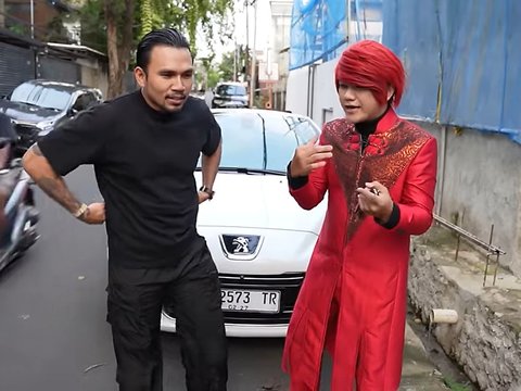 Momen Pensulap Merah Buka Puasa Pakai Gorengan dan Es Podeng di Pinggir Jalan