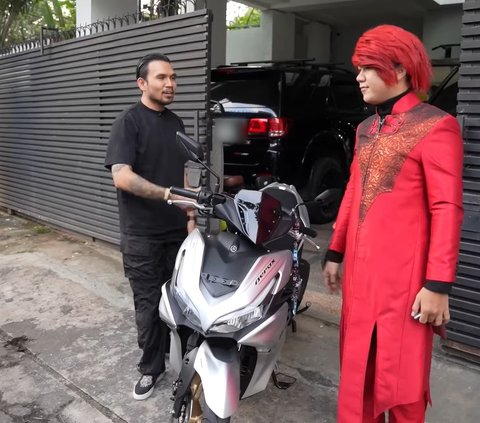 Momen Pensulap Merah Buka Puasa Pakai Gorengan dan Es Podeng di Pinggir Jalan