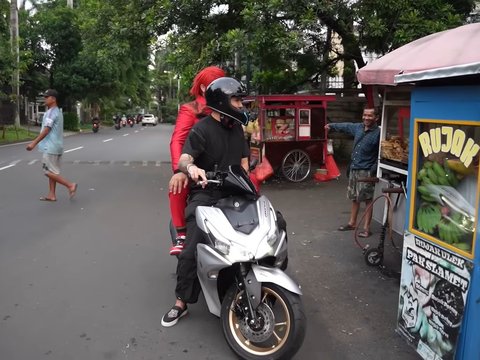 Momen Pensulap Merah Buka Puasa Pakai Gorengan dan Es Podeng di Pinggir Jalan