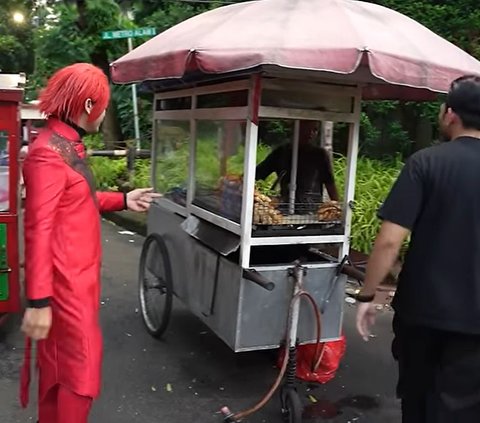 Momen Pensulap Merah Buka Puasa Pakai Gorengan dan Es Podeng di Pinggir Jalan