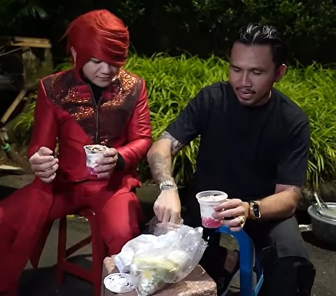 Momen Pensulap Merah Buka Puasa Pakai Gorengan dan Es Podeng di Pinggir Jalan