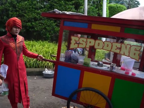 Momen Pensulap Merah Buka Puasa Pakai Gorengan dan Es Podeng di Pinggir Jalan