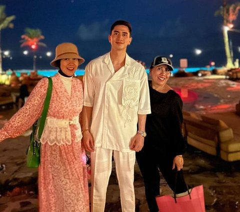 Berdarah Bali, Potret Verrell Bramasta Kenakan Pakaian Adat Bersama Ibu dan Neneknya, Netizen 'MasyaAllah Mas Dewan'