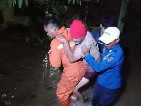 Warga Depok Panik saat Sahur, Air Kiriman dari Bogor Masuk Rumah hingga Setinggi 1 Meter