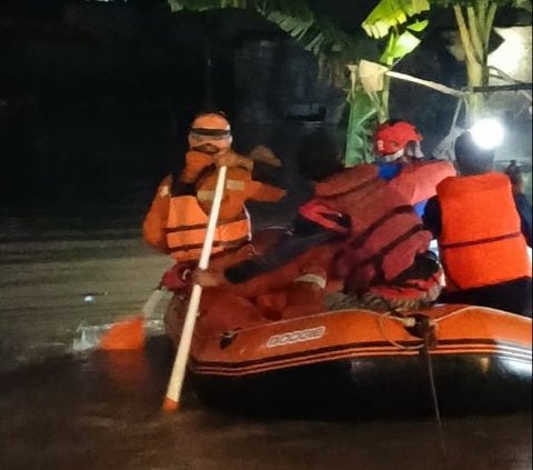 Warga Depok Panik saat Sahur, Air Kiriman dari Bogor Masuk Rumah hingga Setinggi 1 Meter