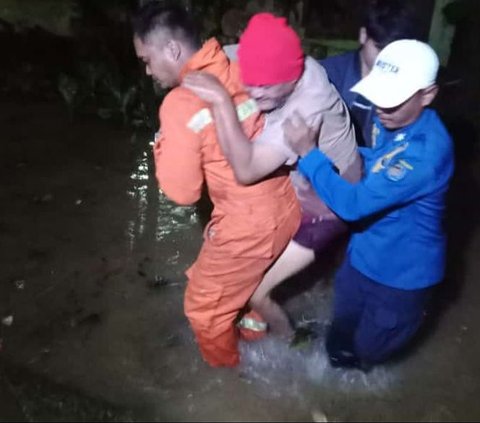 Warga Depok Panik saat Sahur, Air Kiriman dari Bogor Masuk Rumah hingga Setinggi 1 Meter