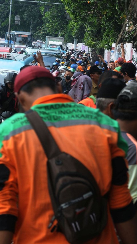 FOTO: Perbaikan Tanggul Kalibaru yang Jebol Sebabkan Kemacetan Parah dari Jalan Raya Bogor ke PGC Cililitan