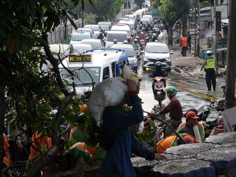 FOTO: Perbaikan Tanggul Kalibaru yang Jebol Sebabkan Kemacetan Parah dari Jalan Raya Bogor ke PGC Cililitan