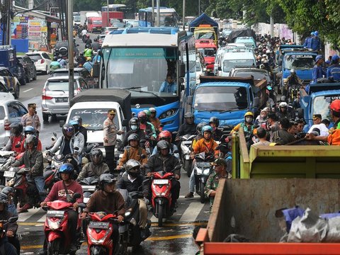 FOTO: Perbaikan Tanggul Kalibaru yang Jebol Sebabkan Kemacetan Parah dari Jalan Raya Bogor ke PGC Cililitan