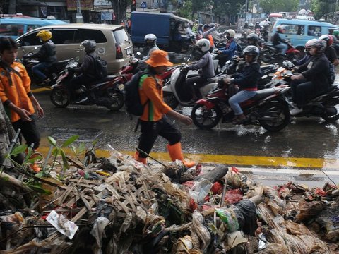 FOTO: Perbaikan Tanggul Kalibaru yang Jebol Sebabkan Kemacetan Parah dari Jalan Raya Bogor ke PGC Cililitan