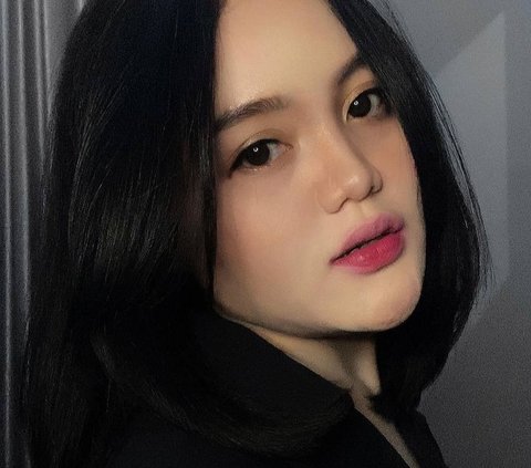 Jarang Tersorot, Potret Cantik Tia Septiana Putri Mandra yang Senyumnya Manis Banget